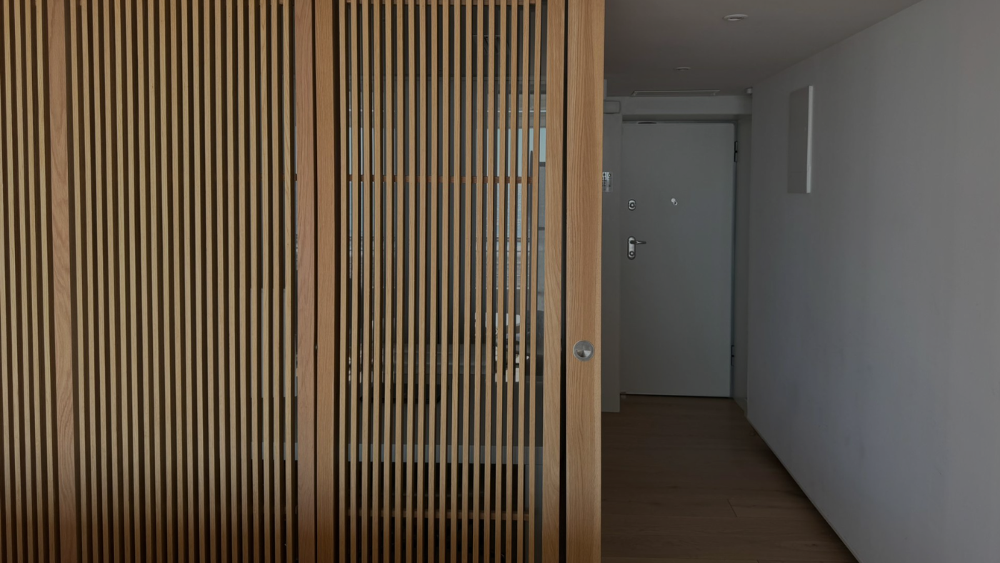  Diseñamos puertas con alma propia.