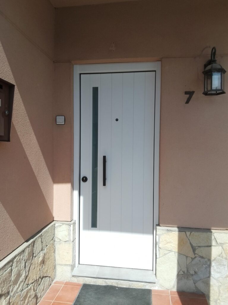 Puerta blindada a medida de madera