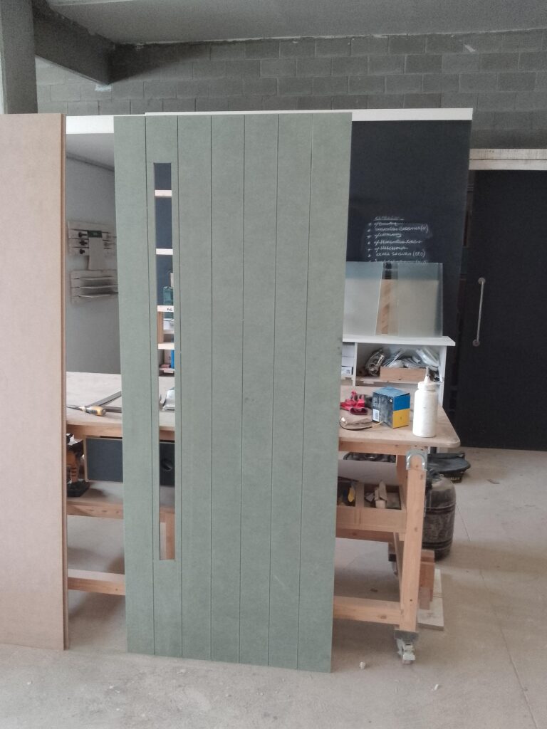 Puerta a medida de madera