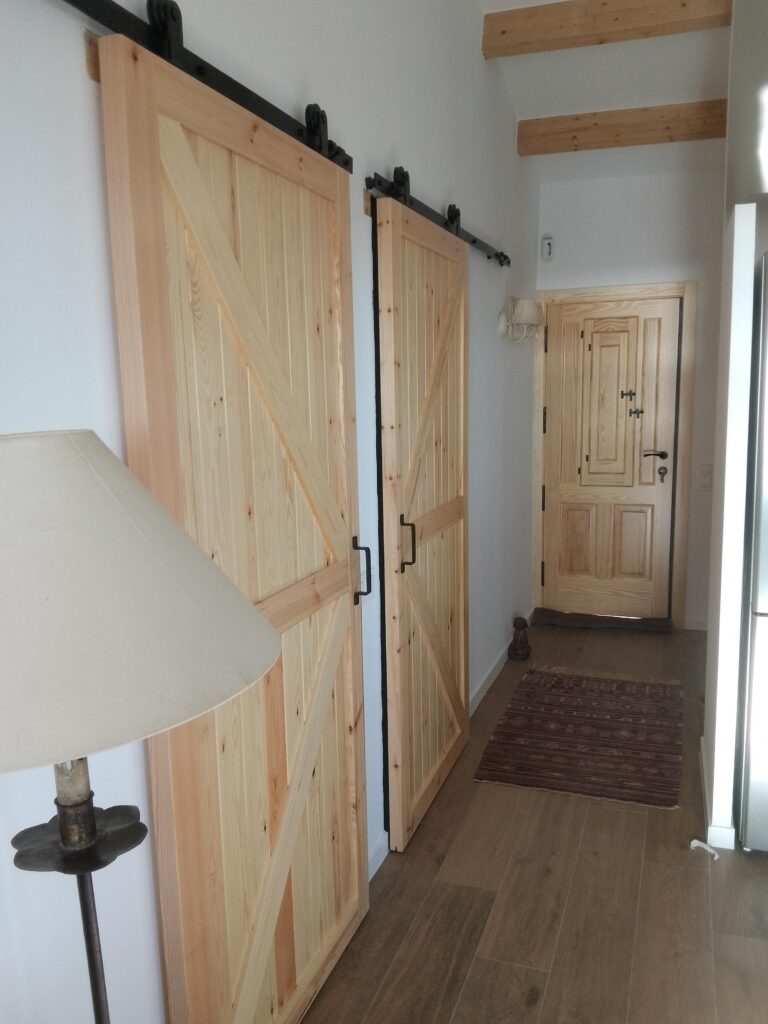 Puerta corredera a medida de madera