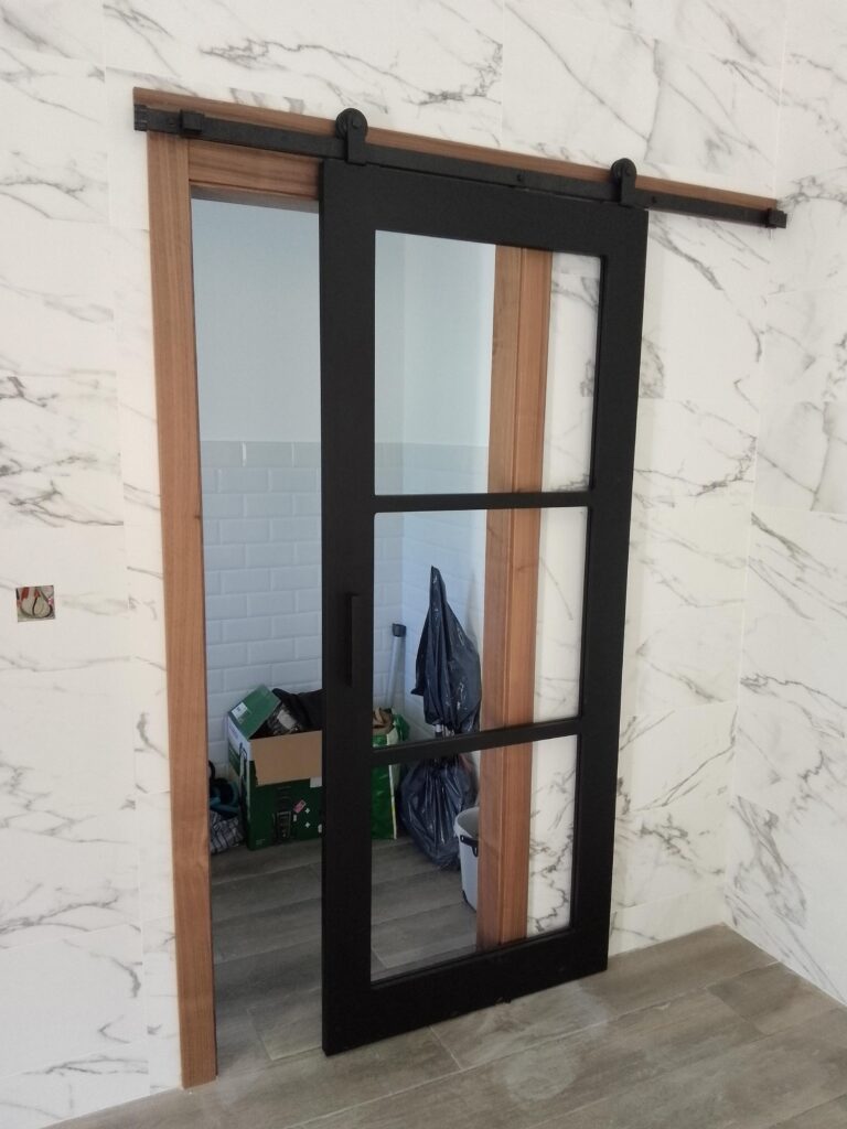 Puerta corredera a medida de madera