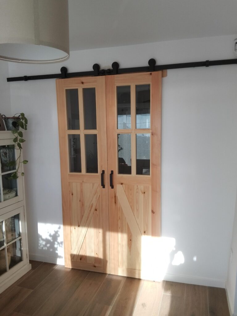 Puerta corredera a medida de madera