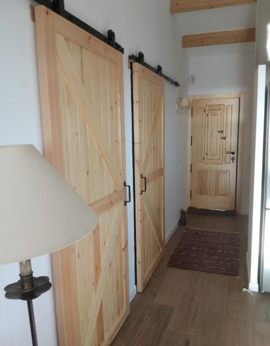 Puerta corredera a medida de madera